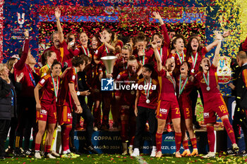 2024-05-24 - AS Roma team, celebrate the victory at the end of the the Italy Cup women final match between AS Roma Women and AC Fiorentina Women at Stadio Dino Manuzzi on May 24, 2024 in Cesena, Italy. ©Photo: Cinzia Camela. - FINAL - AS ROMA VS ACF FIORENTINA - WOMEN ITALIAN CUP - SOCCER