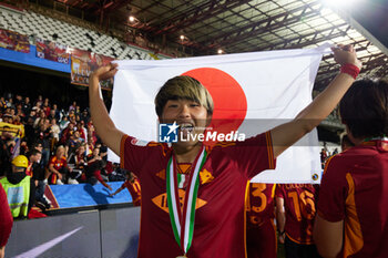 2024-05-24 - Moeka Minami of AS Roma celebrates with the Japanese flag after winning the Women Italy Cup match against ACF Fiorentina at Dino Manuzzi Stadium on May 24, 2024 in Cesena, Italy. ©Photo: Cinzia Camela. - FINAL - AS ROMA VS ACF FIORENTINA - WOMEN ITALIAN CUP - SOCCER