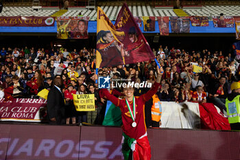 2024-05-24 - Valentina Giacinti of AS Roma celebrates with a flag after winning the Women Italy Cup match against ACF Fiorentina at Dino Manuzzi Stadium on May 24, 2024 in Cesena, Italy. ©Photo: Cinzia Camela. - FINAL - AS ROMA VS ACF FIORENTINA - WOMEN ITALIAN CUP - SOCCER