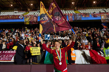 2024-05-24 - Valentina Giacinti of AS Roma celebrates with a flag after winning the Women Italy Cup match against ACF Fiorentina at Dino Manuzzi Stadium on May 24, 2024 in Cesena, Italy. ©Photo: Cinzia Camela. - FINAL - AS ROMA VS ACF FIORENTINA - WOMEN ITALIAN CUP - SOCCER