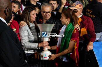 2024-05-24 - Manuela Giugliano of AS Roma shows the Trophy to her parents Linda and Ciro, after winning the Women Italy Cup match against ACF Fiorentina at Dino Manuzzi Stadium on May 24, 2024 in Cesena, Italy. ©Photo: Cinzia Camela. - FINAL - AS ROMA VS ACF FIORENTINA - WOMEN ITALIAN CUP - SOCCER