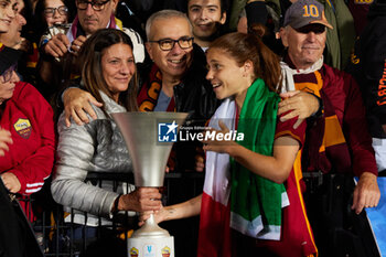 2024-05-24 - Manuela Giugliano of AS Roma shows the Trophy to her parents Linda and Ciro, after winning the Women Italy Cup match against ACF Fiorentina at Dino Manuzzi Stadium on May 24, 2024 in Cesena, Italy. ©Photo: Cinzia Camela. - FINAL - AS ROMA VS ACF FIORENTINA - WOMEN ITALIAN CUP - SOCCER