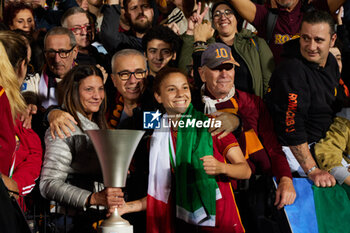 2024-05-24 - Manuela Giugliano of AS Roma shows the Trophy to her parents Linda and Ciro, after winning the Women Italy Cup match against ACF Fiorentina at Dino Manuzzi Stadium on May 24, 2024 in Cesena, Italy. ©Photo: Cinzia Camela. - FINAL - AS ROMA VS ACF FIORENTINA - WOMEN ITALIAN CUP - SOCCER