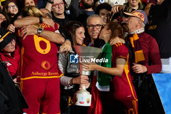 2024-05-24 - Manuela Giugliano of AS Roma shows the Trophy to her parents Linda and Ciro, after winning the Women Italy Cup match against ACF Fiorentina at Dino Manuzzi Stadium on May 24, 2024 in Cesena, Italy. ©Photo: Cinzia Camela. - FINAL - AS ROMA VS ACF FIORENTINA - WOMEN ITALIAN CUP - SOCCER