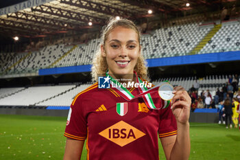 2024-05-24 - Alayah Pilgrim of AS Roma shows the medal after winning the Women Italy Cup match against ACF Fiorentina at Dino Manuzzi Stadium on May 24, 2024 in Cesena, Italy. ©Photo: Cinzia Camela. - FINAL - AS ROMA VS ACF FIORENTINA - WOMEN ITALIAN CUP - SOCCER