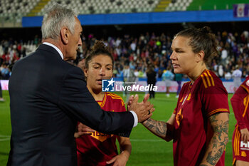 2024-05-24 - Gabriele Gravina of FIGC holding hand of Elena Linari and captain Elisa Bartoli after the Women Italy Cup match betweeen AS Roma and ACF Fiorentina at Dino Manuzzi Stadium on May 24, 2024 in Cesena, Italy. ©Photo: Cinzia Camela. - FINAL - AS ROMA VS ACF FIORENTINA - WOMEN ITALIAN CUP - SOCCER