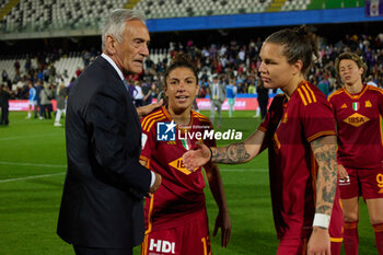 2024-05-24 - Gabriele Gravina of FIGC holding hand of Elena Linari and captain Elisa Bartoli after the Women Italy Cup match betweeen AS Roma and ACF Fiorentina at Dino Manuzzi Stadium on May 24, 2024 in Cesena, Italy. ©Photo: Cinzia Camela. - FINAL - AS ROMA VS ACF FIORENTINA - WOMEN ITALIAN CUP - SOCCER