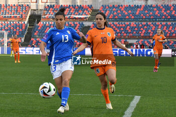 2024-04-05 - Italy's Elisa Bartoli in action against Netherlands's Danielle van de Donk during the Women's European Qualifiers 2025 match 
Italy vs Us Netherlands at the Gigi Marulla Stadium in Cosenza, Italy on 
April 5, 2024 - WOMEN'S EURO 2025 - ITALY VS NETHERLANDS - UEFA EUROPEAN - SOCCER