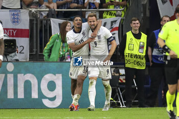 2024-06-30 - England forward Harry Kane scores a goal 2-1 and celebrates with Jude Bellingham during the UEFA Euro 2024, Round of 16 football match between England and Slovakia on 30 June 2024 at Veltins-Arena in Gelsenkirchen, Germany - FOOTBALL - EURO 2024 - 1/8 - ENGLAND V SLOVAKIA - UEFA EUROPEAN - SOCCER