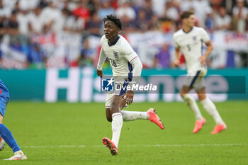 2024-06-30 - England Midfielder Kobbie Mainoo during the UEFA Euro 2024, Round of 16 football match between England and Slovakia on 30 June 2024 at Veltins-Arena in Gelsenkirchen, Germany - FOOTBALL - EURO 2024 - 1/8 - ENGLAND V SLOVAKIA - UEFA EUROPEAN - SOCCER