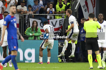 2024-06-30 - England forward Harry Kane scores a goal 2-1 and celebrates with Jude Bellingham during the UEFA Euro 2024, Round of 16 football match between England and Slovakia on 30 June 2024 at Veltins-Arena in Gelsenkirchen, Germany - FOOTBALL - EURO 2024 - 1/8 - ENGLAND V SLOVAKIA - UEFA EUROPEAN - SOCCER