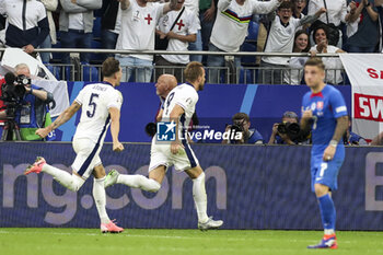 2024-06-30 - England forward Harry Kane scores a goal 2-1 and celebrates during the UEFA Euro 2024, Round of 16 football match between England and Slovakia on 30 June 2024 at Veltins-Arena in Gelsenkirchen, Germany - FOOTBALL - EURO 2024 - 1/8 - ENGLAND V SLOVAKIA - UEFA EUROPEAN - SOCCER