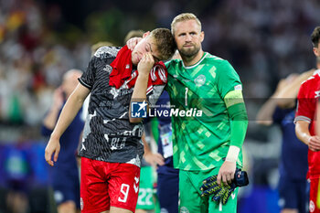 2024-06-29 - Rasmus Hojlund and Kasper Schmeichel of Denmark look dejected at full time during the UEFA Euro 2024, Round of 16 football match between Germany and Denmark on 29 June 2024 at Signal Iduna Park in Dortmund, Germany - FOOTBALL - EURO 2024 - 1/8 - GERMANY V DENMARK - UEFA EUROPEAN - SOCCER