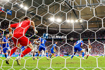 2024-07-01 - Jude Bellingham of England scores a goal 1-1 during the UEFA Euro 2024, Round of 16 football match between England and Slovakia on 30 June 2024 at Veltins-Arena in Gelsenkirchen, Germany - FOOTBALL - EURO 2024 - 1/8 - ENGLAND V SLOVAKIA - UEFA EUROPEAN - SOCCER