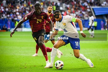 2024-07-01 - Amadou ONANA of Belgium and Kylian MBAPPE of France during the UEFA Euro 2024, Round of 16 football match between France and Belgium on 1 July 2024 at Merkur Spiel-Arena in Dusseldorf, Germany - FOOTBALL - EURO 2024 - 1/8 - FRANCE V BELGIUM - UEFA EUROPEAN - SOCCER