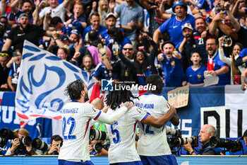 2024-07-01 - Randal KOLO MUANI of France celebrate his goal with Jules KOUNDE of France and Theo HERNANDEZ of France during the UEFA Euro 2024, Round of 16 football match between France and Belgium on 1 July 2024 at Merkur Spiel-Arena in Dusseldorf, Germany - FOOTBALL - EURO 2024 - 1/8 - FRANCE V BELGIUM - UEFA EUROPEAN - SOCCER