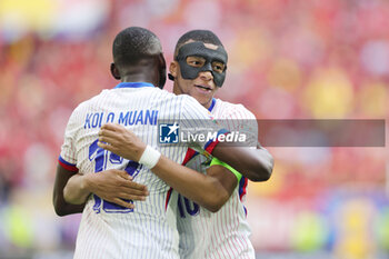 2024-07-01 - Randal Kolo Muani of France celebrates after the Jan Vertonghen's own goal 1-0 with Kylian Mbappe during the UEFA Euro 2024, Round of 16 football match between France and Belgium on 1 July 2024 at Merkur Spiel-Arena in Dusseldorf, Germany - FOOTBALL - EURO 2024 - 1/8 - FRANCE V BELGIUM - UEFA EUROPEAN - SOCCER