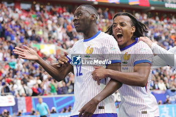 2024-07-01 - Randal Kolo Muani of France celebrates after the Jan Vertonghen's own goal 1-0 with Jules Koundé during the UEFA Euro 2024, Round of 16 football match between France and Belgium on 1 July 2024 at Merkur Spiel-Arena in Dusseldorf, Germany - FOOTBALL - EURO 2024 - 1/8 - FRANCE V BELGIUM - UEFA EUROPEAN - SOCCER