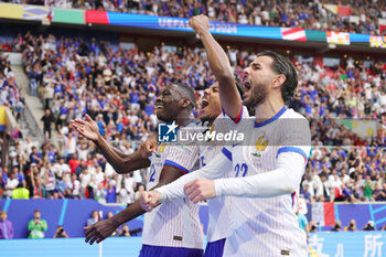 2024-07-01 - Randal Kolo Muani of France celebrates after the Jan Vertonghen's own goal 1-0 with Jules Koundé, Théo Hernandez during the UEFA Euro 2024, Round of 16 football match between France and Belgium on 1 July 2024 at Merkur Spiel-Arena in Dusseldorf, Germany - FOOTBALL - EURO 2024 - 1/8 - FRANCE V BELGIUM - UEFA EUROPEAN - SOCCER