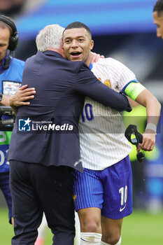 2024-07-01 - Head Coach Didier Deschamps of France celebrates with Kylian Mbappe at full time during the UEFA Euro 2024, Round of 16 football match between France and Belgium on 1 July 2024 at Merkur Spiel-Arena in Dusseldorf, Germany - FOOTBALL - EURO 2024 - 1/8 - FRANCE V BELGIUM - UEFA EUROPEAN - SOCCER