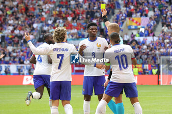 2024-07-01 - Referee Glenn Nyberg gives a yellow card to Aurelien Tchouameni of France during the UEFA Euro 2024, Round of 16 football match between France and Belgium on 1 July 2024 at Merkur Spiel-Arena in Dusseldorf, Germany - FOOTBALL - EURO 2024 - 1/8 - FRANCE V BELGIUM - UEFA EUROPEAN - SOCCER