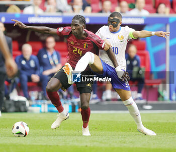 2024-07-01 - Amadou Onana of Belgium and Kylian Mbappe of France during the UEFA Euro 2024, Round of 16 football match between France and Belgium on 1 July 2024 at Merkur Spiel-Arena in Dusseldorf, Germany - FOOTBALL - EURO 2024 - 1/8 - FRANCE V BELGIUM - UEFA EUROPEAN - SOCCER