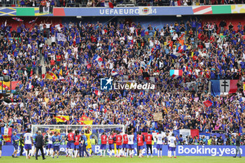 2024-07-01 - France players celebrate with fans at full time during the UEFA Euro 2024, Round of 16 football match between France and Belgium on 1 July 2024 at Merkur Spiel-Arena in Dusseldorf, Germany - FOOTBALL - EURO 2024 - 1/8 - FRANCE V BELGIUM - UEFA EUROPEAN - SOCCER