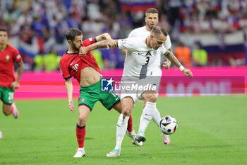 2024-07-01 - Bernardo Silva of Portugal and Jure Balkovec of Slovenia during the UEFA Euro 2024, Round of 16 football match between Portugal and Slovenia on 1July 2024 at Deutsche Bank Park in Frankfurt, Germany - FOOTBALL - EURO 2024 - 1/8 - PORTUGAL V SLOVENIA - UEFA EUROPEAN - SOCCER