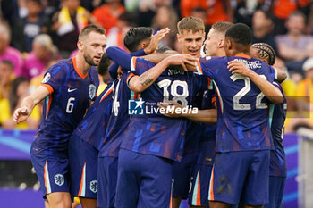 2024-07-02 - Donyell Malen of Netherlands (18) celebrates with teammates after scoring his teams second goal during the UEFA Euro 2024, Round of 16 football match between Romania and Netherlands on July 2, 2024 at Allianz Arena in Munich, Germany - FOOTBALL - EURO 2024 - 1/8 - ROMANIA V NETHERLANDS - UEFA EUROPEAN - SOCCER