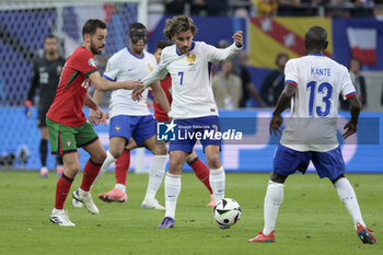 2024-07-05 - Antoine Griezmann of France, left Bernardo Silva of Portugal during the UEFA Euro 2024, quarter-final football match between Portugal and France on July 5, 2024 at Volksparkstadion in Hamburg, Germany - FOOTBALL - EURO 2024 - 1/4 - PORTUGAL V FRANCE - UEFA EUROPEAN - SOCCER