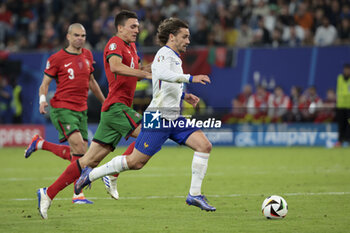 2024-07-05 - Antoine Griezmann of France, left Joao Palhinha of Portugal during the UEFA Euro 2024, quarter-final football match between Portugal and France on July 5, 2024 at Volksparkstadion in Hamburg, Germany - FOOTBALL - EURO 2024 - 1/4 - PORTUGAL V FRANCE - UEFA EUROPEAN - SOCCER