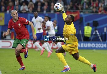 2024-07-05 - Goalkeeper of France Mike Maignan, left Pepe of Portugal during the UEFA Euro 2024, quarter-final football match between Portugal and France on July 5, 2024 at Volksparkstadion in Hamburg, Germany - FOOTBALL - EURO 2024 - 1/4 - PORTUGAL V FRANCE - UEFA EUROPEAN - SOCCER