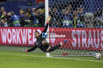 2024-07-05 - Portugal goalkeeper Diogo Costa concedes a penalty during the penalty shootout of the UEFA Euro 2024, quarter-final football match between Portugal and France on July 5, 2024 at Volksparkstadion in Hamburg, Germany - FOOTBALL - EURO 2024 - 1/4 - PORTUGAL V FRANCE - UEFA EUROPEAN - SOCCER