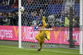 2024-07-05 - Goalkeeper of France Mike Maignan during the penalty shootout of the UEFA Euro 2024, quarter-final football match between Portugal and France on July 5, 2024 at Volksparkstadion in Hamburg, Germany - FOOTBALL - EURO 2024 - 1/4 - PORTUGAL V FRANCE - UEFA EUROPEAN - SOCCER