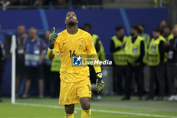 2024-07-05 - Goalkeeper of France Mike Maignan celebrates during the penalty shootout of the UEFA Euro 2024, quarter-final football match between Portugal and France on July 5, 2024 at Volksparkstadion in Hamburg, Germany - FOOTBALL - EURO 2024 - 1/4 - PORTUGAL V FRANCE - UEFA EUROPEAN - SOCCER