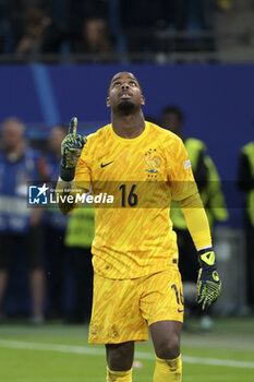 2024-07-05 - Goalkeeper of France Mike Maignan celebrates during the penalty shootout of the UEFA Euro 2024, quarter-final football match between Portugal and France on July 5, 2024 at Volksparkstadion in Hamburg, Germany - FOOTBALL - EURO 2024 - 1/4 - PORTUGAL V FRANCE - UEFA EUROPEAN - SOCCER