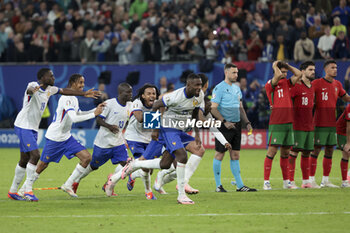 2024-07-05 - Players of France celebrate winning the penalty shootout of the UEFA Euro 2024, quarter-final football match between Portugal and France on July 5, 2024 at Volksparkstadion in Hamburg, Germany - FOOTBALL - EURO 2024 - 1/4 - PORTUGAL V FRANCE - UEFA EUROPEAN - SOCCER