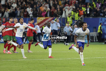 2024-07-05 - Jules Kounde of France and teammates celebrate winning the penalty shootout of the UEFA Euro 2024, quarter-final football match between Portugal and France on July 5, 2024 at Volksparkstadion in Hamburg, Germany - FOOTBALL - EURO 2024 - 1/4 - PORTUGAL V FRANCE - UEFA EUROPEAN - SOCCER