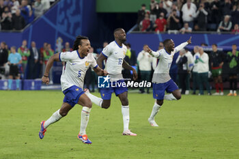 2024-07-05 - Jules Kounde, Marcus Thuram, Ousmane Dembele of France celebrate winning the penalty shootout of the UEFA Euro 2024, quarter-final football match between Portugal and France on July 5, 2024 at Volksparkstadion in Hamburg, Germany - FOOTBALL - EURO 2024 - 1/4 - PORTUGAL V FRANCE - UEFA EUROPEAN - SOCCER