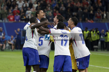 2024-07-05 - Bradley Barcola, Theo Hernandez, William Saliba of France and teammates celebrate winning the penalty shootout of the UEFA Euro 2024, quarter-final football match between Portugal and France on July 5, 2024 at Volksparkstadion in Hamburg, Germany - FOOTBALL - EURO 2024 - 1/4 - PORTUGAL V FRANCE - UEFA EUROPEAN - SOCCER