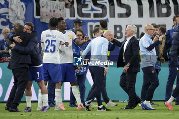 2024-07-05 - Coach of France Didier Deschamps celebrates the victory with his players following the penalty shootout of the UEFA Euro 2024, quarter-final football match between Portugal and France on July 5, 2024 at Volksparkstadion in Hamburg, Germany - FOOTBALL - EURO 2024 - 1/4 - PORTUGAL V FRANCE - UEFA EUROPEAN - SOCCER