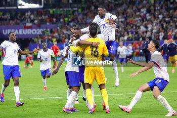 2024-07-05 - Players of France celebrate the victory during the UEFA Euro 2024, Quarter-finals football match between Portugal and France on July 5, 2024 at Volksparkstadion in Hamburg, Germany - FOOTBALL - EURO 2024 - 1/4 - PORTUGAL V FRANCE - UEFA EUROPEAN - SOCCER