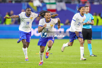 2024-07-05 - Jules Kounde of France celebrates the victory during the UEFA Euro 2024, Quarter-finals football match between Portugal and France on July 5, 2024 at Volksparkstadion in Hamburg, Germany - FOOTBALL - EURO 2024 - 1/4 - PORTUGAL V FRANCE - UEFA EUROPEAN - SOCCER