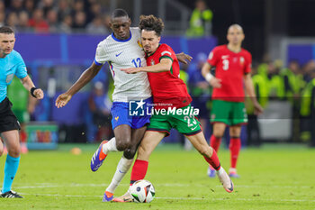 2024-07-05 - Randal Kolo Muani of France and Vitinha of Portugal during the UEFA Euro 2024, Quarter-finals football match between Portugal and France on July 5, 2024 at Volksparkstadion in Hamburg, Germany - FOOTBALL - EURO 2024 - 1/4 - PORTUGAL V FRANCE - UEFA EUROPEAN - SOCCER