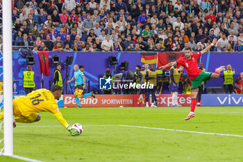 2024-07-05 - Bruno Fernandes of Portugal in duel with Goalkeeper Mike Maignan of France during the UEFA Euro 2024, Quarter-finals football match between Portugal and France on July 5, 2024 at Volksparkstadion in Hamburg, Germany - FOOTBALL - EURO 2024 - 1/4 - PORTUGAL V FRANCE - UEFA EUROPEAN - SOCCER