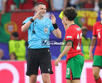 2024-07-05 - Vitinha of Portugal with a yellow card, Referee Michael Oliver during the UEFA Euro 2024, Quarter-finals football match between Portugal and France on July 5, 2024 at Volksparkstadion in Hamburg, Germany - FOOTBALL - EURO 2024 - 1/4 - PORTUGAL V FRANCE - UEFA EUROPEAN - SOCCER