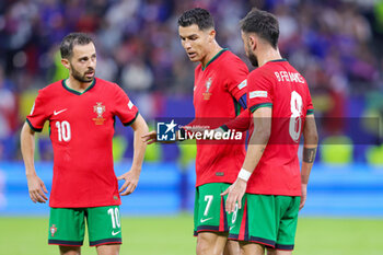 2024-07-05 - Bernardo Silva, Cristiano Ronaldo and Bruno Fernandes of Portugal during the UEFA Euro 2024, Quarter-finals football match between Portugal and France on July 5, 2024 at Volksparkstadion in Hamburg, Germany - FOOTBALL - EURO 2024 - 1/4 - PORTUGAL V FRANCE - UEFA EUROPEAN - SOCCER