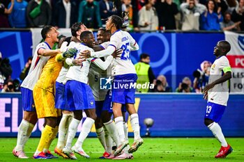 2024-07-05 - Players of France celebrate the victory during the UEFA Euro 2024, Quarter-finals football match between Portugal and France on July 5, 2024 at Volksparkstadion in Hamburg, Germany - FOOTBALL - EURO 2024 - 1/4 - PORTUGAL V FRANCE - UEFA EUROPEAN - SOCCER