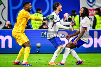 2024-07-05 - Mike MAIGNAN of France, Theo HERNANDEZ of France and Jules KOUNDE of France celebrate the victory during the UEFA Euro 2024, Quarter-finals football match between Portugal and France on July 5, 2024 at Volksparkstadion in Hamburg, Germany - FOOTBALL - EURO 2024 - 1/4 - PORTUGAL V FRANCE - UEFA EUROPEAN - SOCCER