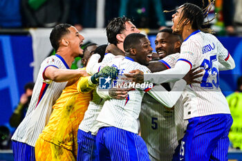 2024-07-05 - Players of France celebrate the victory during the UEFA Euro 2024, Quarter-finals football match between Portugal and France on July 5, 2024 at Volksparkstadion in Hamburg, Germany - FOOTBALL - EURO 2024 - 1/4 - PORTUGAL V FRANCE - UEFA EUROPEAN - SOCCER